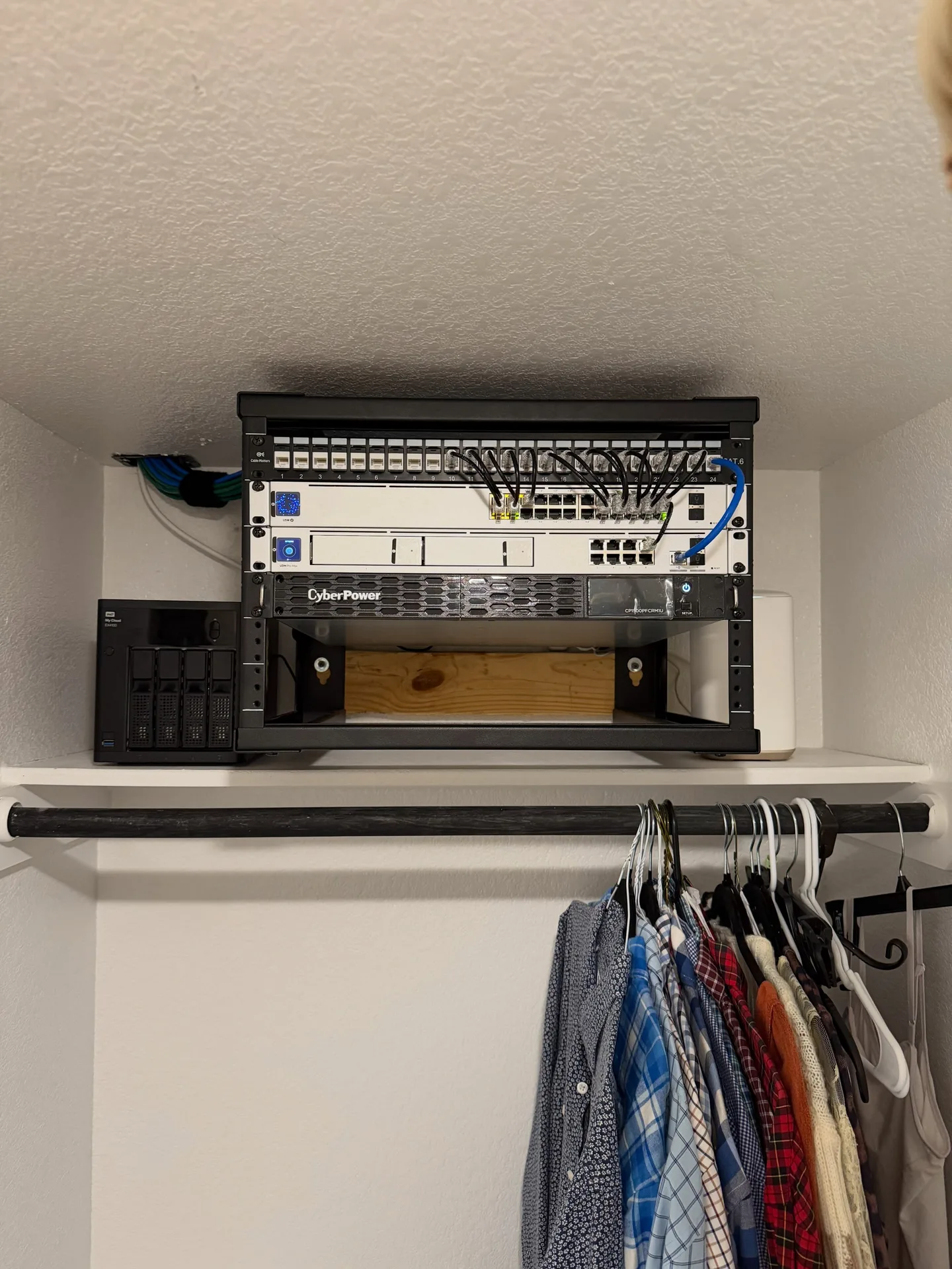 Completed wall-mounted network rack with patch panel, UniFi equipment and UPS in the Santa Fe home